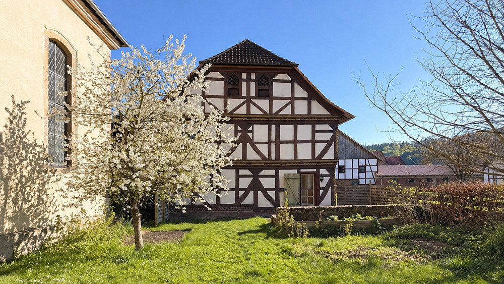 Mehrfamilienhaus, Wohnhaus Haunetal Wehrda - 8 Zimmer, 180 m&sup2;, 1.100&euro; | Angebot:26433531