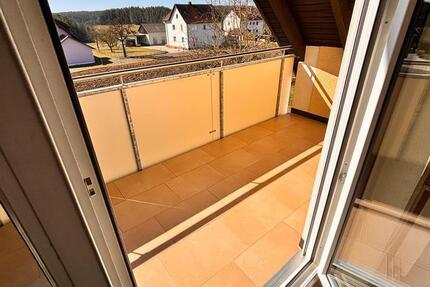 Teilrenovierte 4 Zimmer Wohnung zu vermieten
