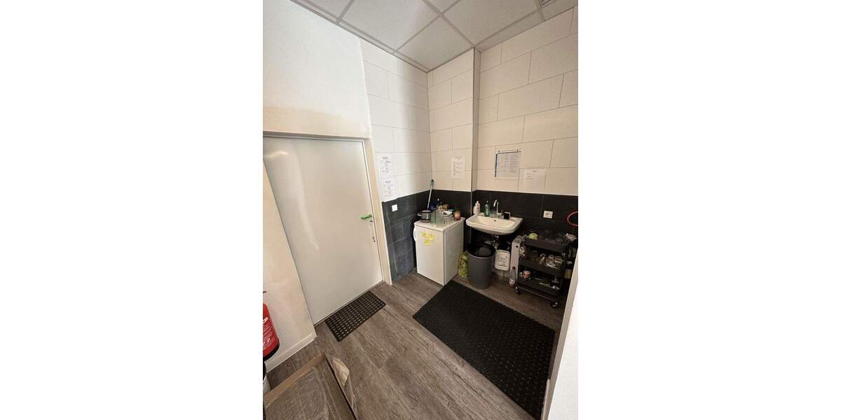 Ladenlokal im Erdgeschoss mit großer Schaufensterfront in Dietzenbach zimmer