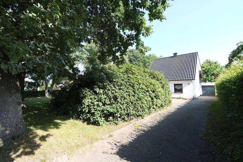 Baugrundstück mit aufstehender, unbewohnter Bebauung