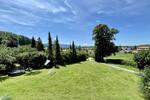 EINZIGARTIGE LANDHAUSVILLA MIT GROẞEM GARTEN UND BERGBLICK IN ZENTRALER BESTLAGE. BEFRISTET.