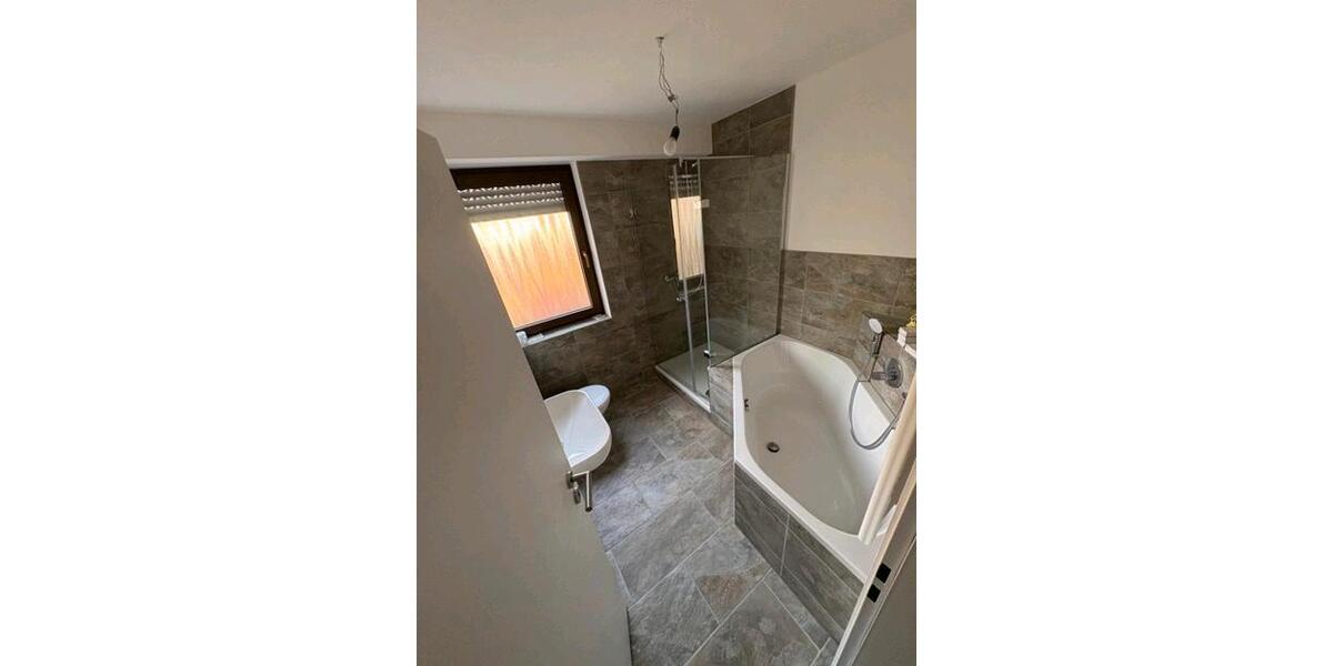 Reihenhaus Neutraubling - 14 Zimmer, 137 m&sup2;, 1.800&euro; | Angebot:25927807