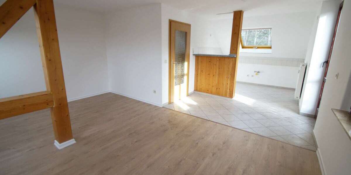 2-Zimmer-DG-Wohnung mit BALKON, offene Küche, Badewanne - frisch renoviert 2 zimmer