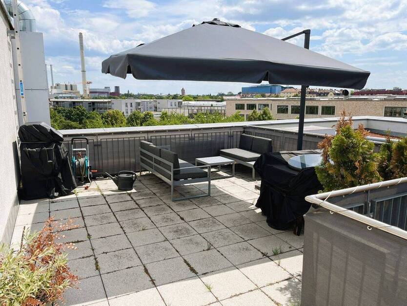 Wunderschöne 4-Zi Wohnung mit Dachterrasse und EBK