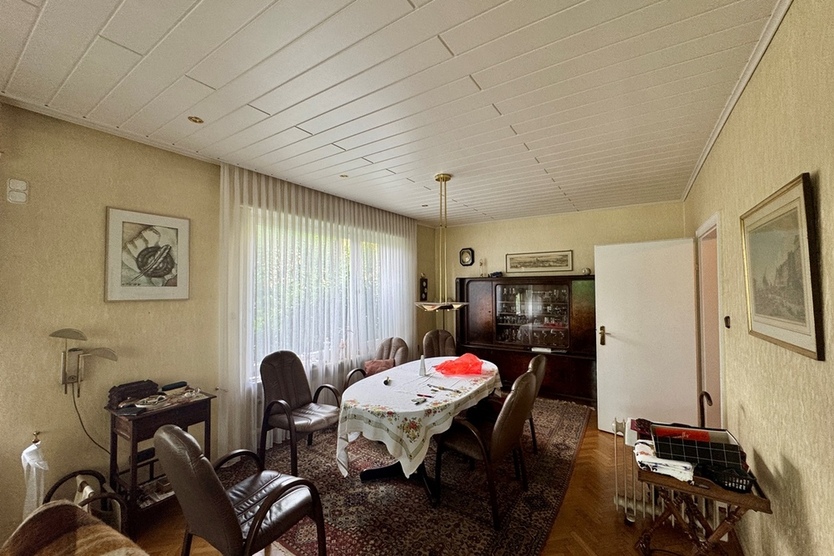 Oberursel - Oberstedten: Großzügiges Grundstück mit Altbestand! 3.5 zimmer