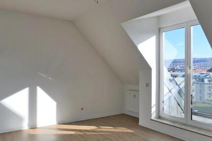 (12536_74) MGN: sonnige Dachwohnung mit 2 Balkons in der Heimstraße, Hausmeisterdienste inklusive, EBK mgl. 3 zimmer