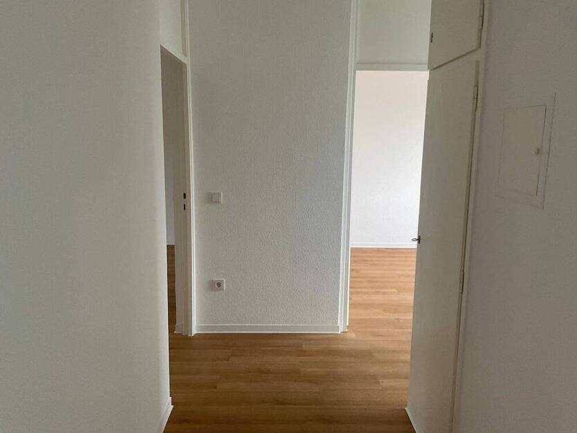 *City-Wohnung im Grünen* renovierte 3 Zimmer mit Balkon, guter Schnitt, Tageslichtbad mit Wanne