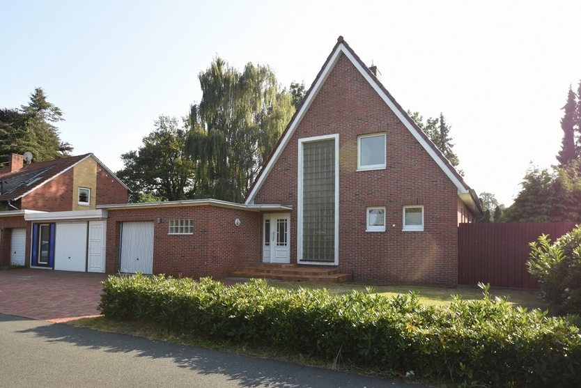 Großes Einfamilienhaus mit Wintergarten und zwei Garagen! 7 zimmer