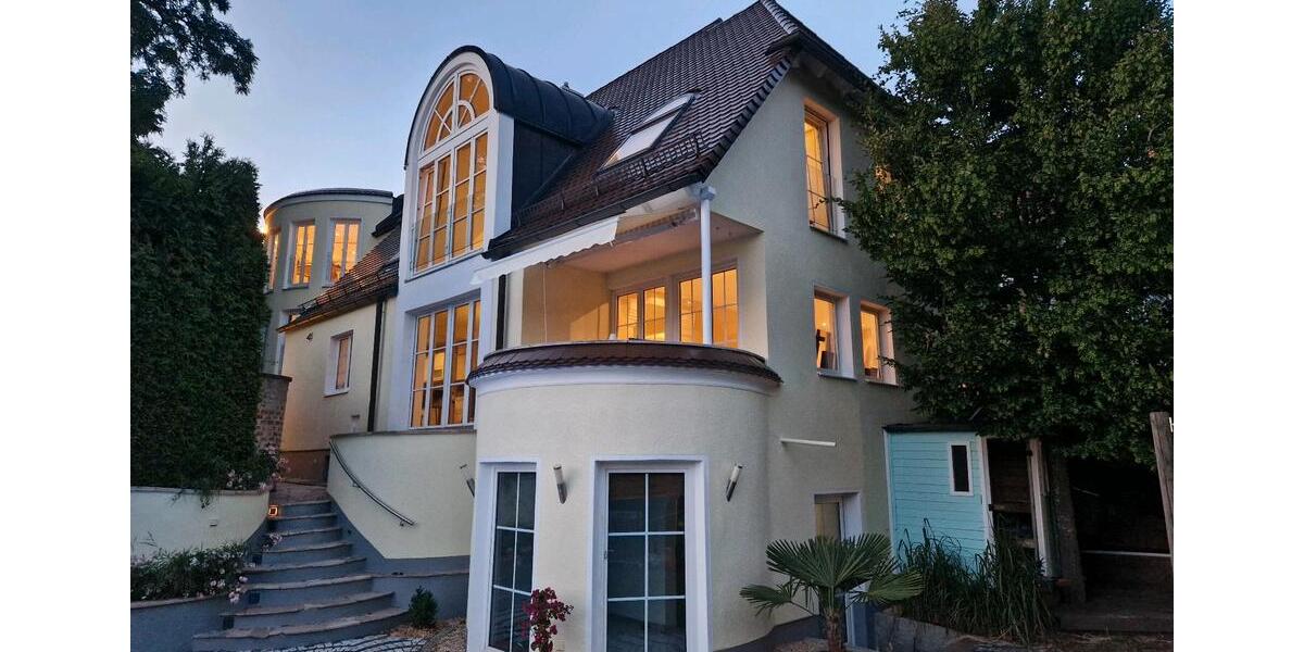 TOP- LUXUSVILLA *** SKYLINE-BLICK *** SPA *** POOL 9 zimmer