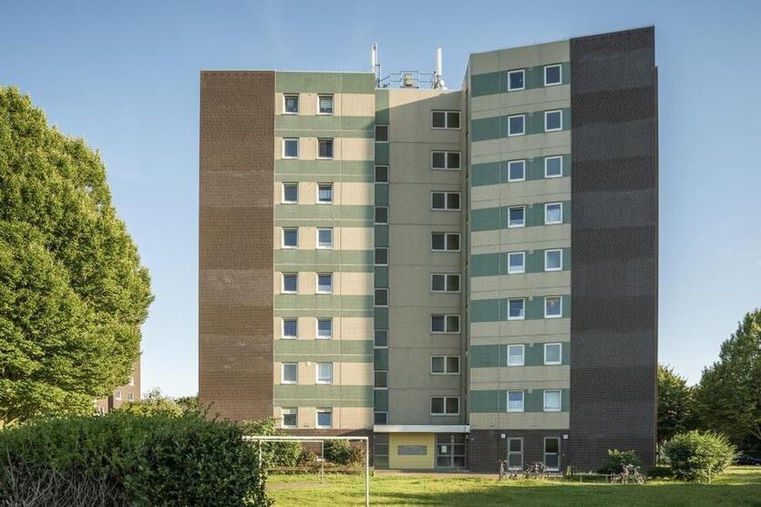 Bereits modernisierte 4-ZKB-BalkonWohnung im Erdgeschoss eines Hochhauses in Heppens zu vermieten!