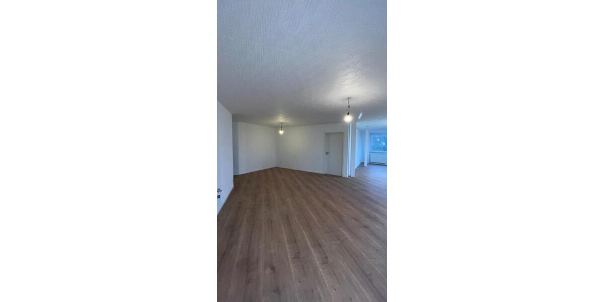 Dachgeschoßwohnung Duisburg Mittelmeiderich - 5 Zimmer, 140 m&sup2;, 1.050&euro; | Angebot:24681764