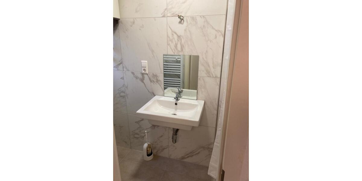 Frisch renovierte 1-Zimmer Wohnung im EG + Arbeitszimmer 2 zimmer