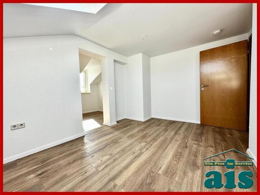 ais-GmbH bietet an: Renovierte 4 Zimmer Wohnung in der Südstadt.