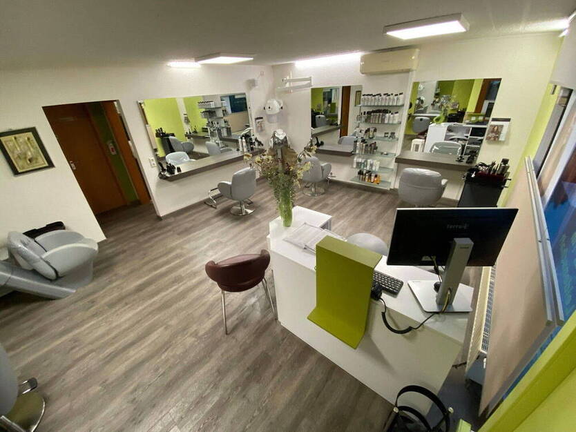 Friseursalon Laden Büro Praxis GewerbeImmobilie oder Wohnung inclusive 2 PKW Stellplätzen!
