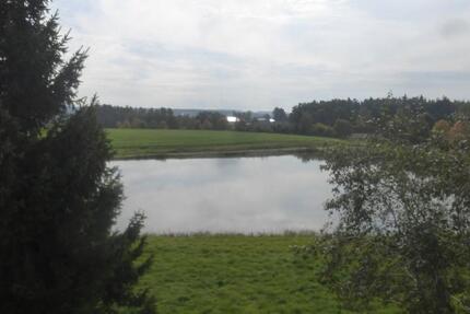 Reiheneckhaus in reizvoller Landschaft, Aussicht auf kleinen See