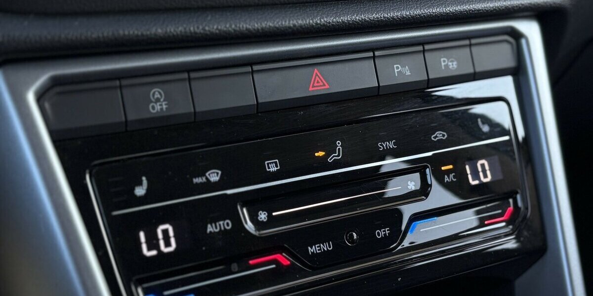 VW T-Roc 1.5 TSI Life CARPLAY/NAVI/SPURHALT/SHZ/DAB 52.096 km 19.800 &euro; Villingen-Schwenningen 78054