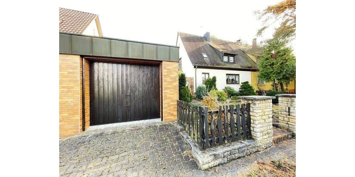 Waldrandlage mitten in Röthenbach - Heimelige Doppelhaushälfte mit einzigartigem Garten und Garage 4 zimmer