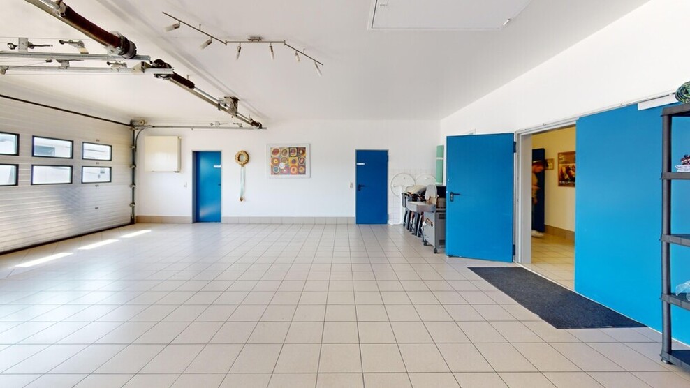 Großzügiges Wohnen und Arbeiten vereint Einfamilienwohnhaus mit Gewerbeeinheit!
