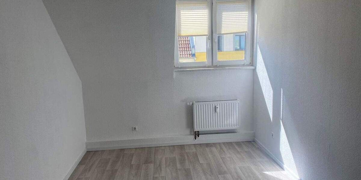 Gemütliche Dachgeschoss-Wohnung mit Kaminanschluss und begehbarem Kleiderschrank! 3 zimmer