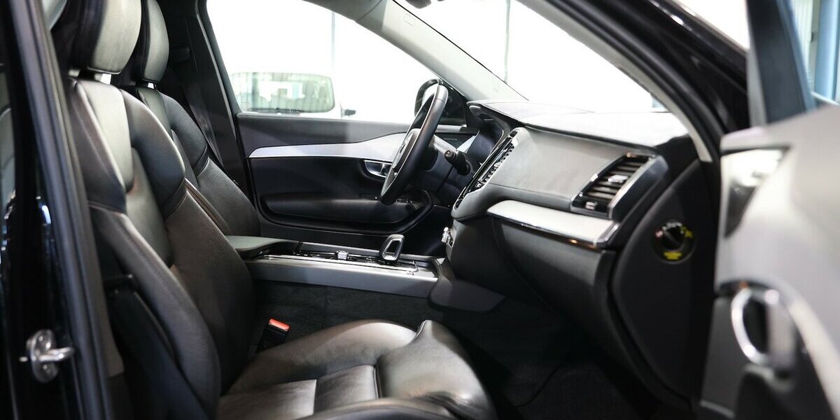 Volvo XC90 PLUS-BRIGHT RECHARGE AWD P-HEV T8 7-SITZER 79.000 km 48.888 &euro; Hamm 59077