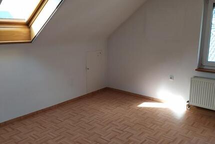Kernsanierte DG-Wohnung in 3- Familien Haus