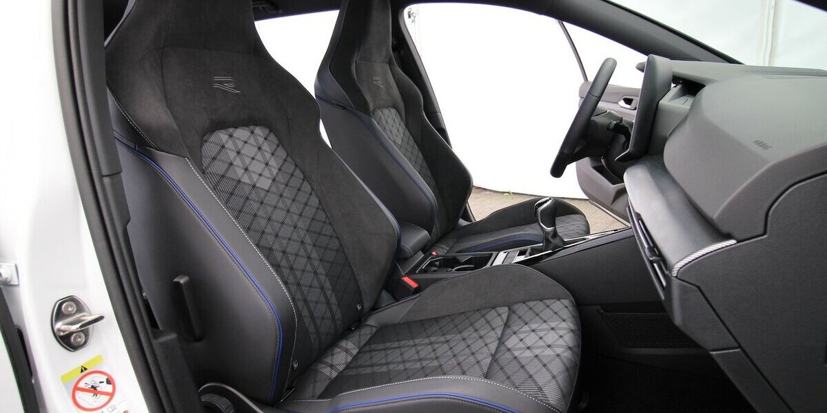 VW Golf VIII Variant 1.5 TSI R-Line LED+KAMERA+ACC 29.466 km 27.500 &euro; Hagenow 19230