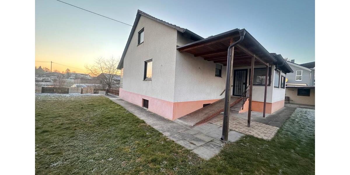 Frisch sanierte Erdgeschosswohnung mit Gartenanteil 3.5 zimmer