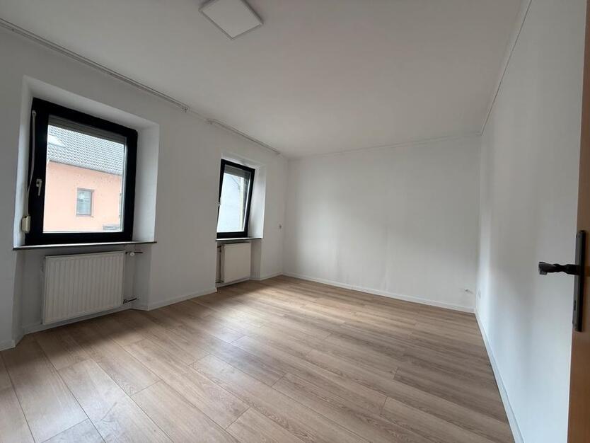 Großes Haus mit Terrasse und Balkon + großes Ladenlokal
