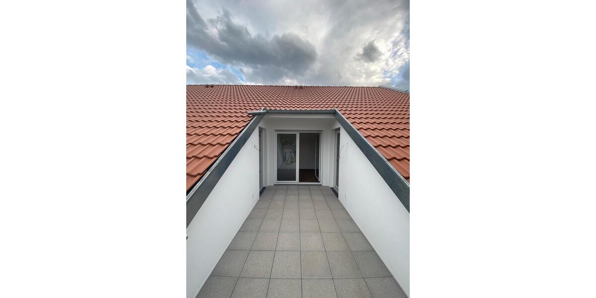 Moderne Dachgeschosswohnung mit Loggia, Einbauküche + Stellplätze zimmer