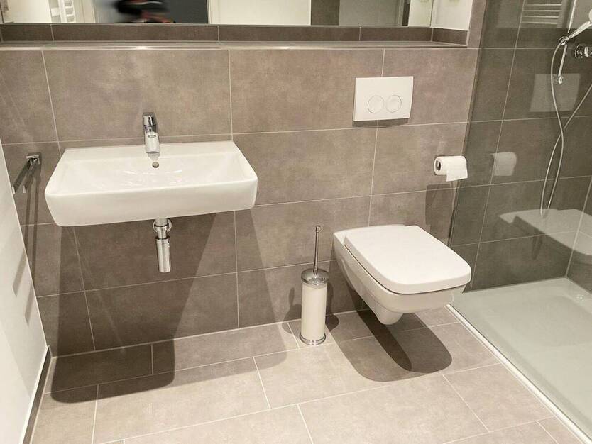 Helle 2-Zimmer-Wohnung mit Terrasse, moderne Neubau-Ausstattung mit Echtholzparkett + Einbauküche