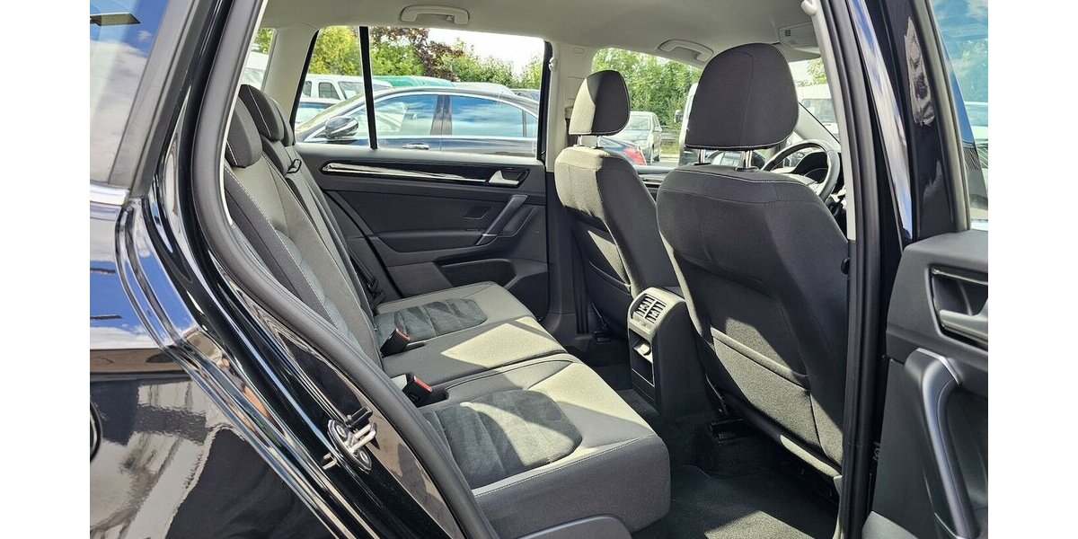 VW Golf Sportsvan 1.4 TSI Highline LEDER NAVI AHK 105.050 km 13.990 &euro; Löhne 32584