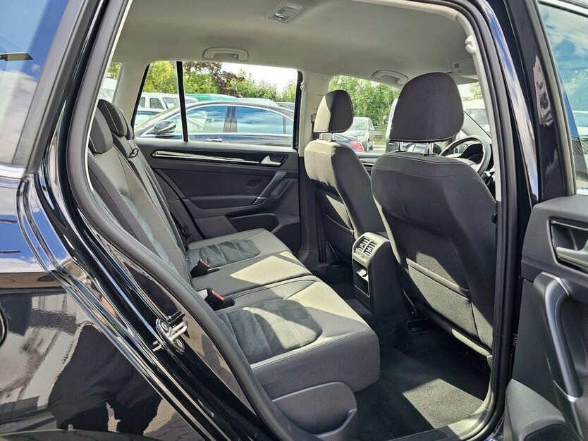 VW Golf Sportsvan 1.4 TSI Highline LEDER NAVI AHK 105.050 km 14.490 € Löhne 32584