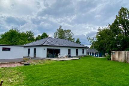 Ihr Bungalow mit Doppelgarage - sofort verfügbar, provisionsfrei sichern!