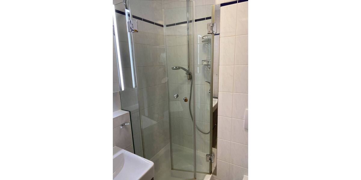 Wohnen mit Wohlfühlfaktor - Solide vermietete, helle 4-Zimmer-Wohnung mit Loggia und zwei Bädern 4 zimmer