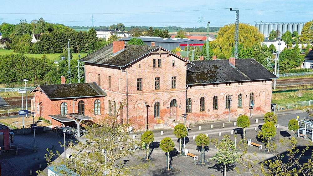 Einfamilienhaus Züssow - 5 Zimmer, 692 m&sup2;, 49.000&euro; | Angebot:26703772