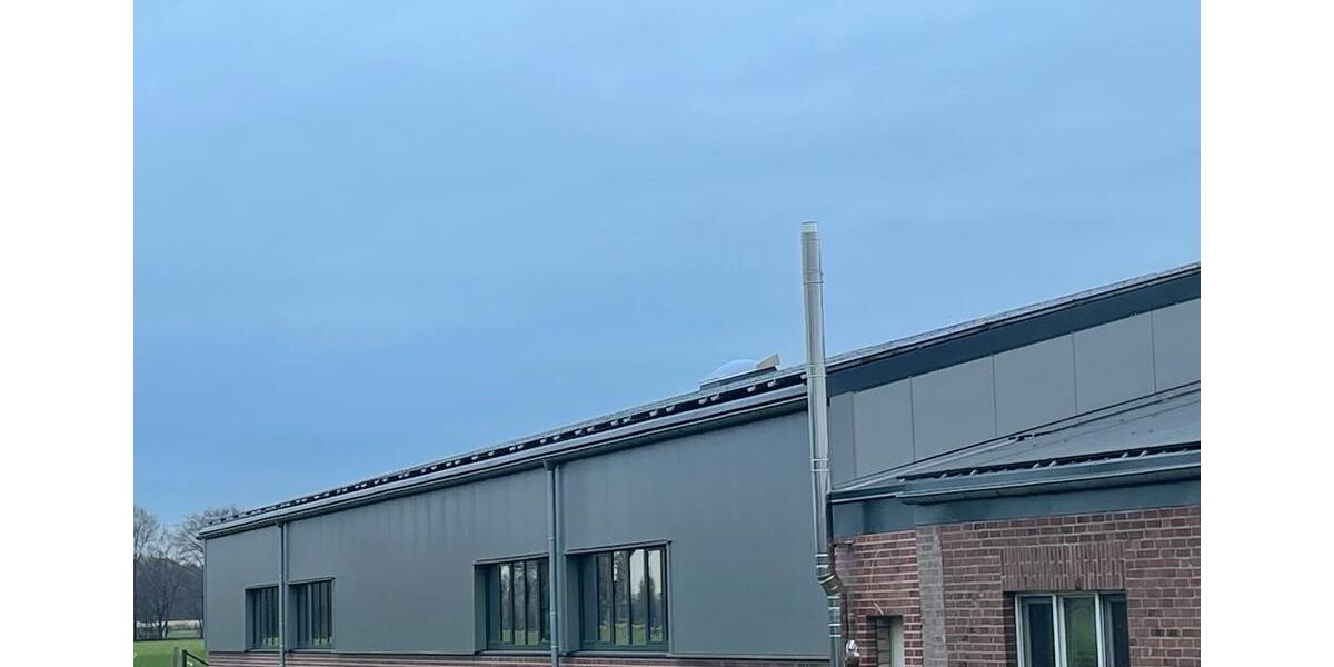 Moderne Gewerbehalle mit Büro und Lagerfläche – Neubau 2022 Halle zimmer