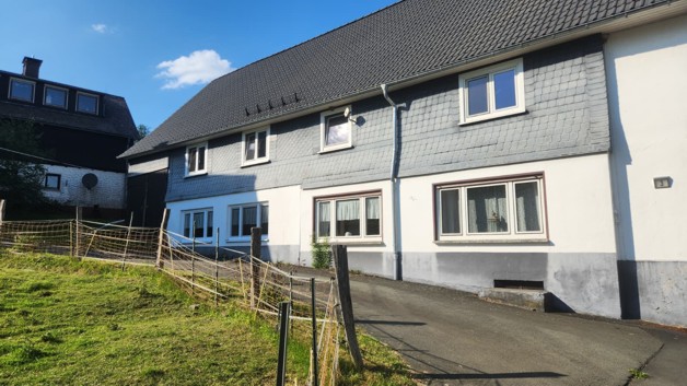 Bauernhof mit Stallungen und Ponys - Einfamilienhaus Bad Berleburg | Angebot:26996073