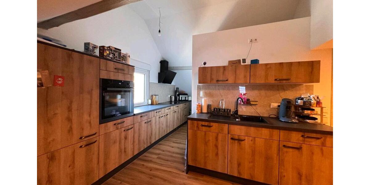 schöne Dachgeschoss Wohnung. 2 zimmer