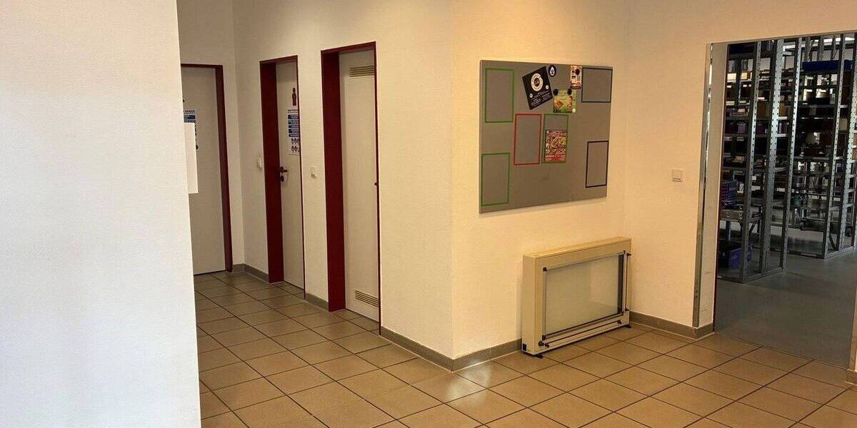 Gewerbeimmobilie Büros & ebenerdige Halle zimmer