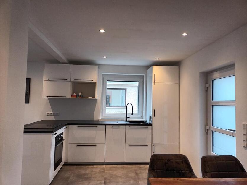 Schöne 2-Zimmer-Wohnung mit Einbauküche zimmer