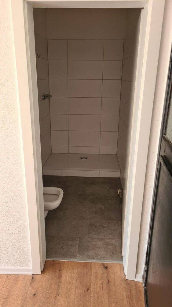 Ruhige und helle, umfassend sanierte Wohnung mit neuer Einbauküche zu vermieten