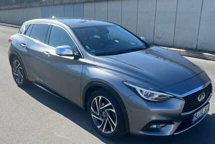 INFINITI Q30 165.972 km 12.900 &euro; Berlin 10627