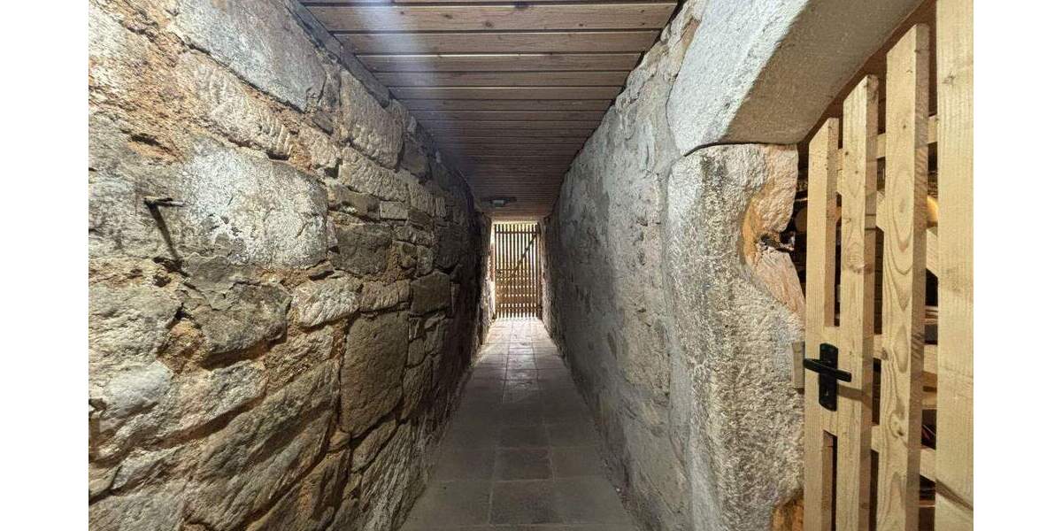 Charmantes Zweifamilienhaus mit historischem Gewölbekeller und zwei Südterrassen in Möhringen 7 zimmer