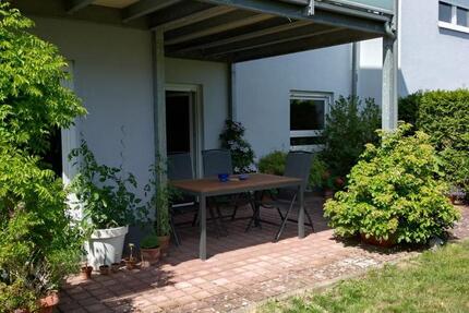 Große 3-Zimmer Erdgeschosswohnung mit Terrasse, Garten und Garage zimmer