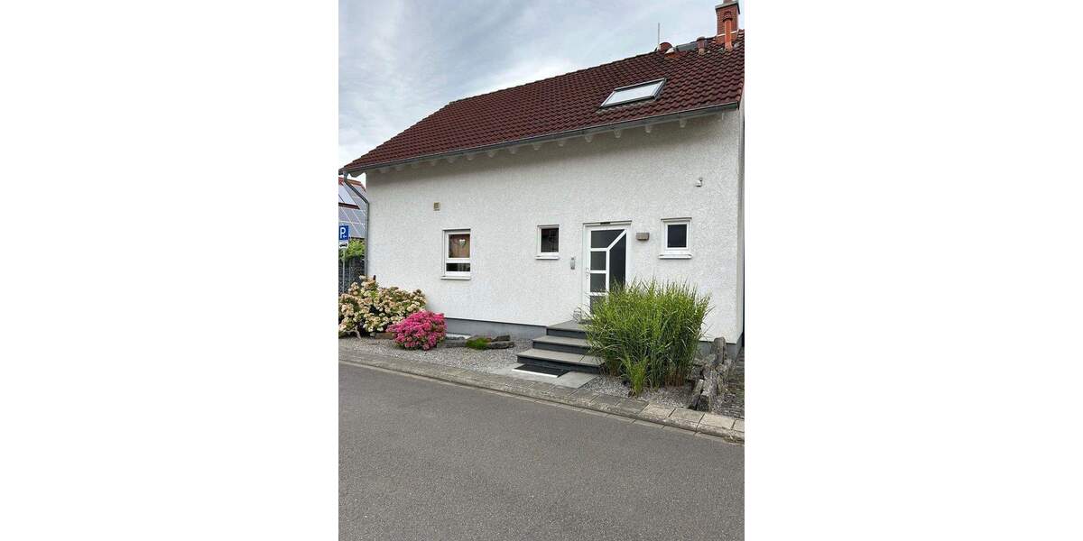 Preiswertes provisionsfreies, gepflegtes EFH mit Einliegerwohnung und gehobener Innenausstattung 6 zimmer