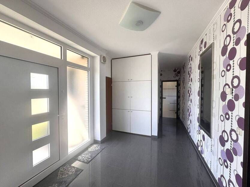 Großzügiger, freistehender Bungalow mit zwei Doppelgaragen, Werkhalle und Aussicht ins Grüne