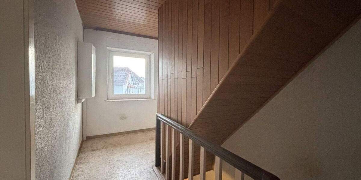 Einfamilienhaus mit Scheune und großem Hof - viel Potenzial in Kirchhain-Emsdorf 7 zimmer