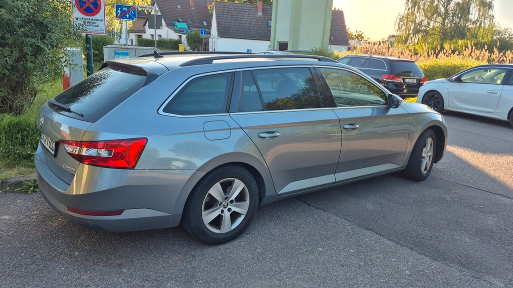 Skoda Superb 201.500 km 9.499 &euro; Kabelsketal OT Osmünde 06184