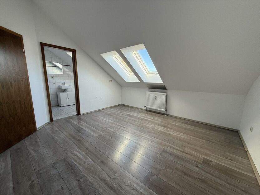 Wohnen und Arbeiten - Große Wohnung mit separatem Büro oder Gästeapartment in Nittendorf! 5 zimmer