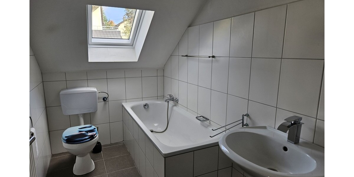 Moderne Dachgeschosswohnung in ruhiger Lage 4 zimmer